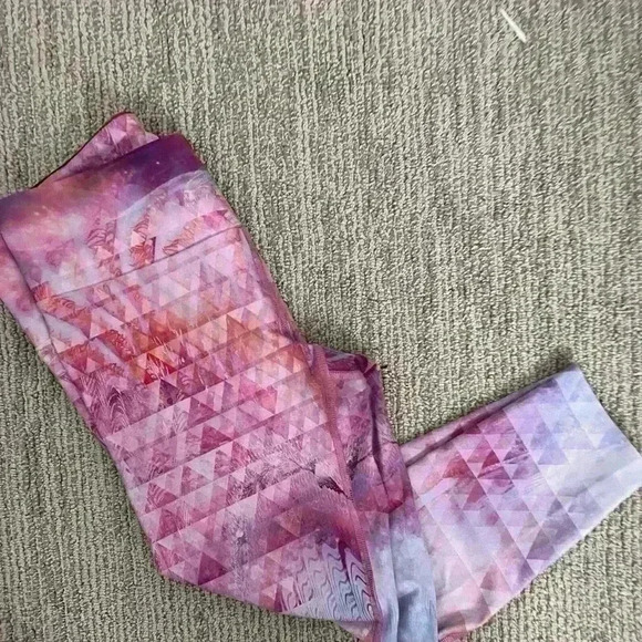 NWOT Medium multicolor 3/4 leggings - Picture 2 of 3